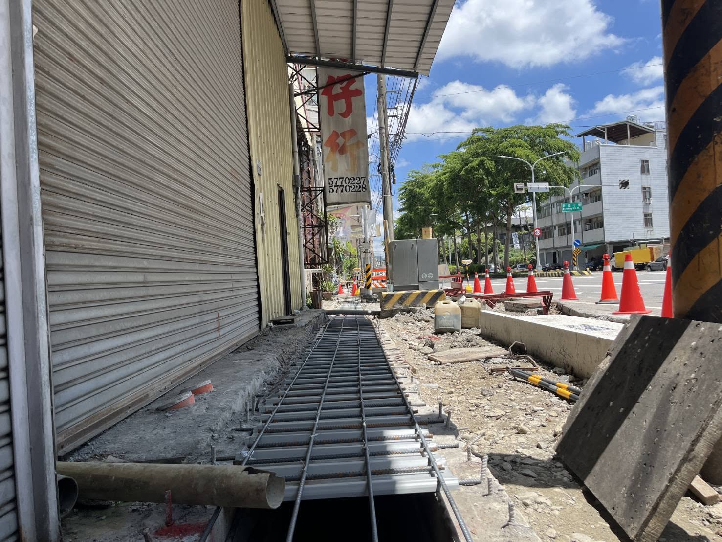 東關路六段人行道工程現場